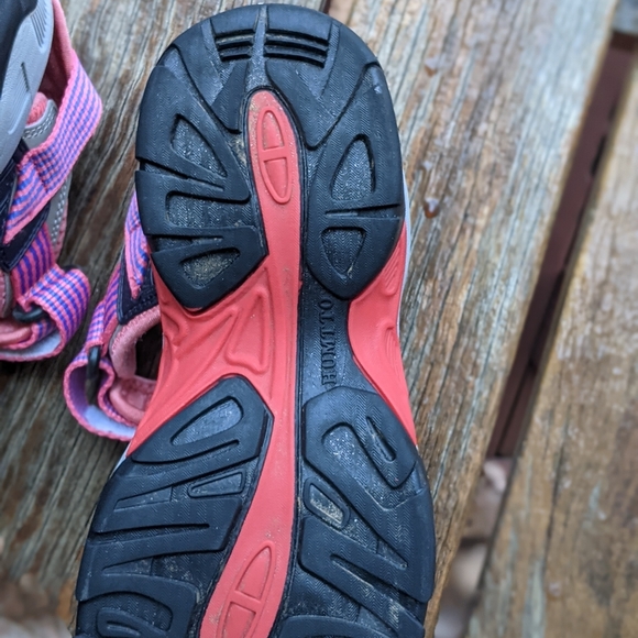 ABEO woman's outdoor sandles w/ enclosed toe. - Picture 8 of 9